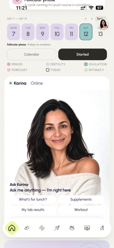 Astras home screen: the cycle week and Karina online with quick questions